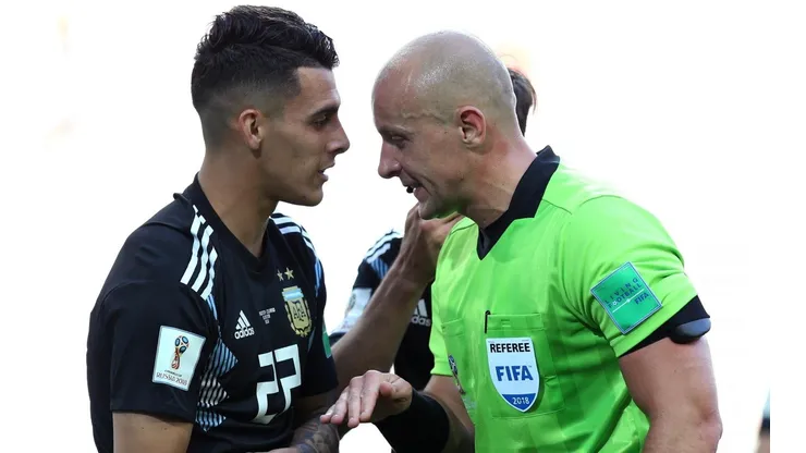 ERA PENAL. Las protestas de Cristian Pavón al árbitro tras caer en el área de Islandia (Foto: Getty).