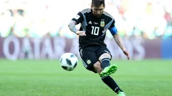 Messi pateando el tiro libre
