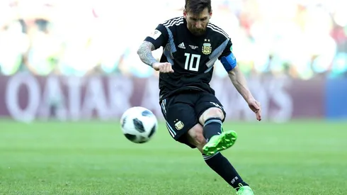 Messi pateando el tiro libre