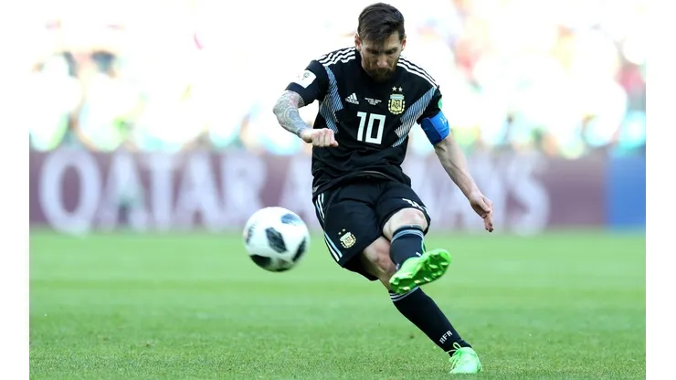 Messi pateando el tiro libre