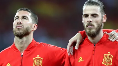 UNIDOS CON LA ROJA. Sergio Ramos junto a De Gea a la hora del himno español ante Portugal en Rusia 2018 (Foto: Getty).