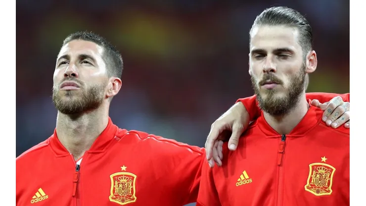 UNIDOS CON LA ROJA. Sergio Ramos junto a De Gea a la hora del himno español ante Portugal en Rusia 2018 (Foto: Getty).