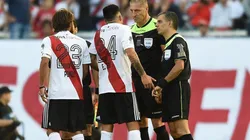 Enzo Pérez se queja con el árbitro