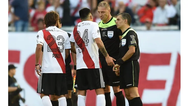 Enzo Pérez se queja con el árbitro