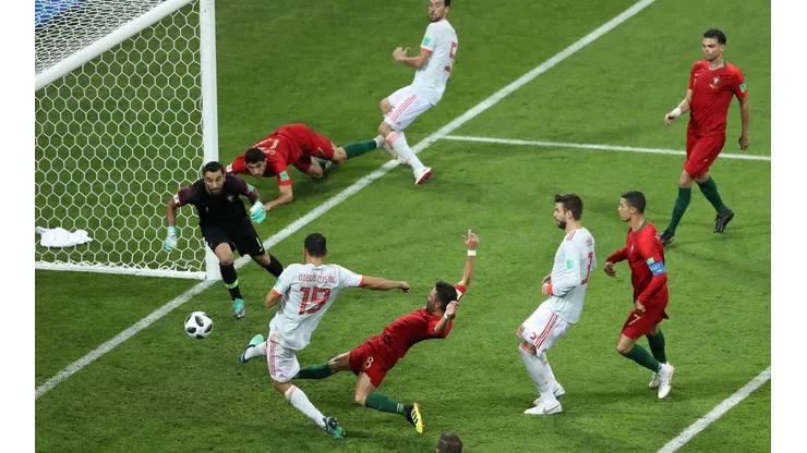 ¡EL LAGARTO! Diego Costa aparece en el segundo palo para el 2-2 parcial de España contra Portugal (Foto: Getty).