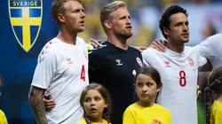 MOMENTO EN HIMNOS. Simon Kjaer a la izquierda de Schmeichel en el amistoso de Dinamarca ante Suecia (Foto: Getty).