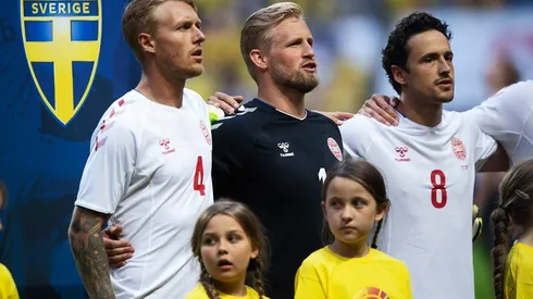 MOMENTO EN HIMNOS. Simon Kjaer a la izquierda de Schmeichel en el amistoso de Dinamarca ante Suecia (Foto: Getty).