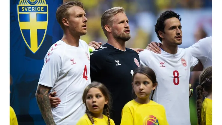 MOMENTO EN HIMNOS. Simon Kjaer a la izquierda de Schmeichel en el amistoso de Dinamarca ante Suecia (Foto: Getty).