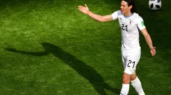 ¡CASI! Cavani rompió el palo con un tiro libre.