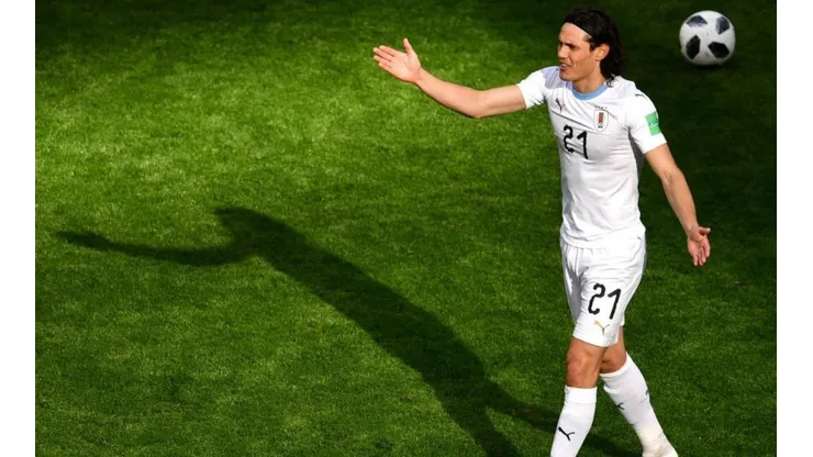 ¡CASI! Cavani rompió el palo con un tiro libre.