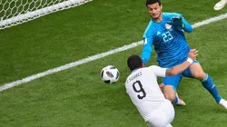 ¡NO, LUCHO! Suárez la tiró afuera.