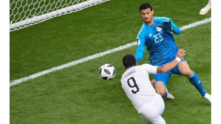 ¡NO, LUCHO! Suárez la tiró afuera.