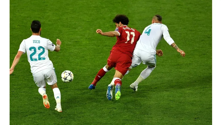 EL MOMENTO EXACTO. Sergio Ramos engancha a Salah antes de caer al suelo en la final de la Champions League (Foto: Getty).