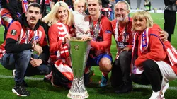 EN FAMILIA. Griezmann junto a sus familiares tras ganar la Europa League con Atlético Madrid (Foto: Getty).