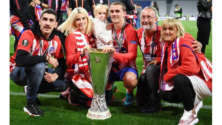 EN FAMILIA. Griezmann junto a sus familiares tras ganar la Europa League con Atlético Madrid (Foto: Getty).