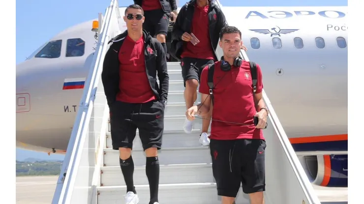 Cristiano abordando el avión a Sochi.
