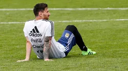 ÉL CONTRA TODOS. Lionel Messi solo en el entrenamiento de la Selección Argentina (Foto: Getty).