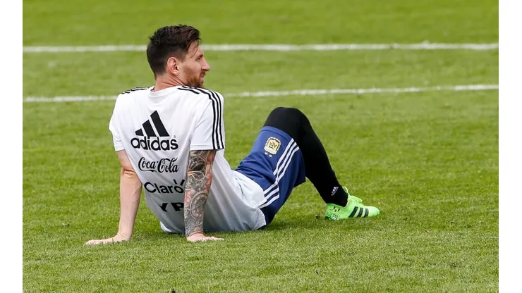 ÉL CONTRA TODOS. Lionel Messi solo en el entrenamiento de la Selección Argentina (Foto: Getty).