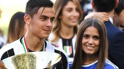 JUNTOS EN ITALIA. Paulo Dybala junto a Antonella con el título ganado por Juventus.