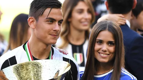 JUNTOS EN ITALIA. Paulo Dybala junto a Antonella con el título ganado por Juventus.
