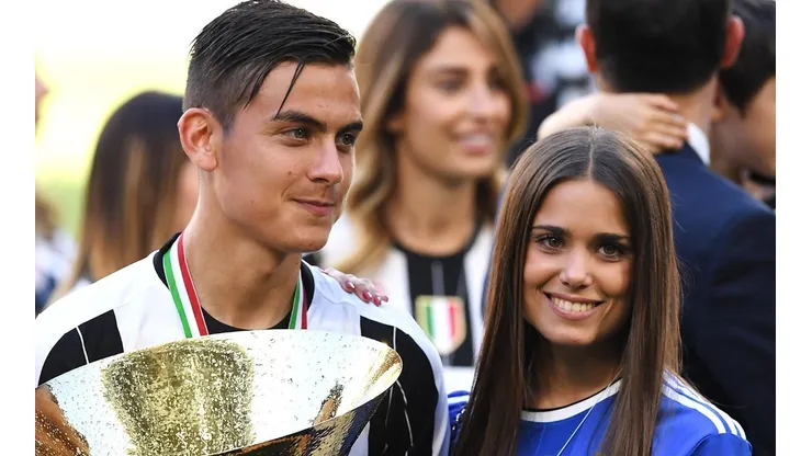 JUNTOS EN ITALIA. Paulo Dybala junto a Antonella con el título ganado por Juventus.