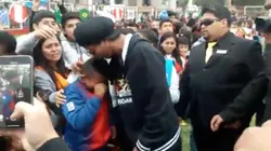 Ídolo: Ronaldinho abrazó a niño que lloró al verlo