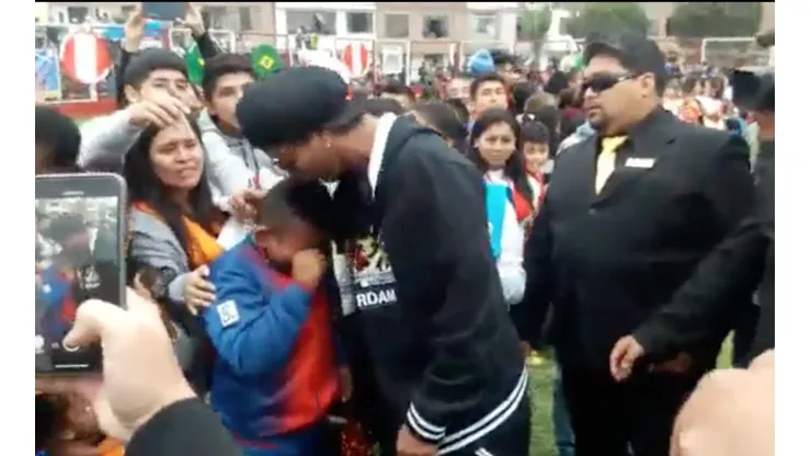 Ídolo: Ronaldinho abrazó a niño que lloró al verlo