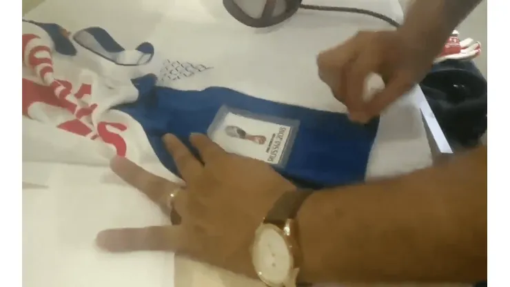 Así son los parches que llevarán las camisetas  durante el mundial