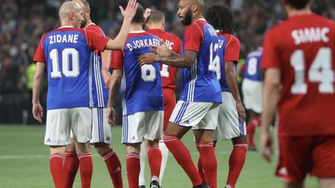 VOLVIERON. Zidane y Thierry Henry devuelta en un campo de juego como en sus viejas épocas.