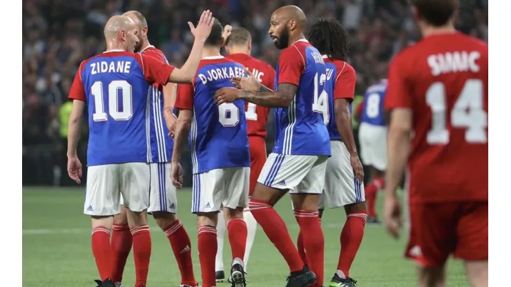 VOLVIERON. Zidane y Thierry Henry devuelta en un campo de juego como en sus viejas épocas.