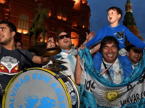 Los hinchas argentinos y peruanos se unieron para cantar contra Chile