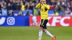 Falcao aplaude a la afición colombiana.