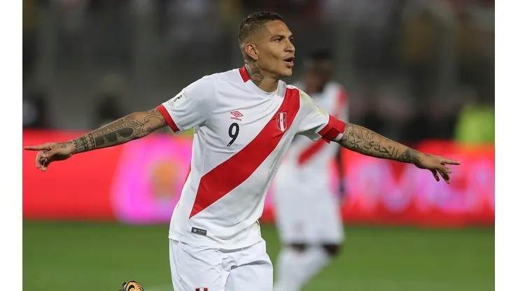 Gran gesto de Paolo Guerrero con los hinchas peruanos. (Foto: Getty)