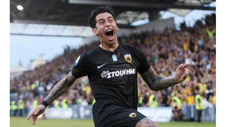 Sergio Araujo celebra su tanto para el título de AEK Atenas.