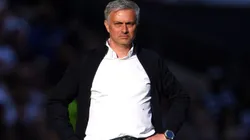 ¿QUÉ HACES, MOU? El portugués se metió en el campo de juego.