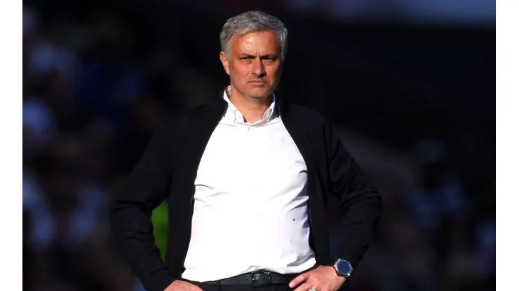 ¿QUÉ HACES, MOU? El portugués se metió en el campo de juego.