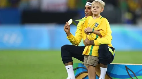 ¡EMOCIONANTE! Neymar visitó su antigua casa y se emocionó.