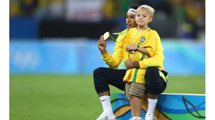 ¡EMOCIONANTE! Neymar visitó su antigua casa y se emocionó.