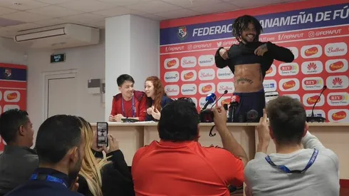 El portentoso defensor mostró su excelente forma física antes de enfrentar a Lukaku y Bélgica
