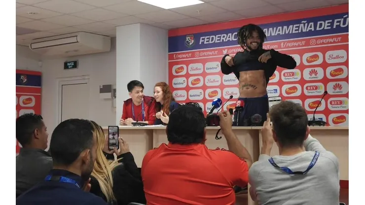 El portentoso defensor mostró su excelente forma física antes de enfrentar a Lukaku y Bélgica