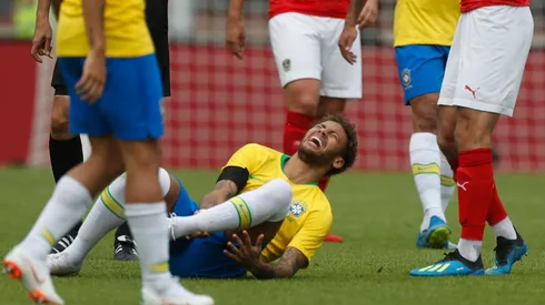 A Neymar le pegaron duro y se calentó el amistoso entre Brasil y Austria