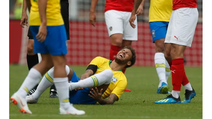 A Neymar le pegaron duro y se calentó el amistoso entre Brasil y Austria