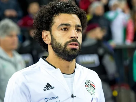 ¡Con el hombro no! Un hincha se le colgó a Salah y la seguridad lo mandó a volar