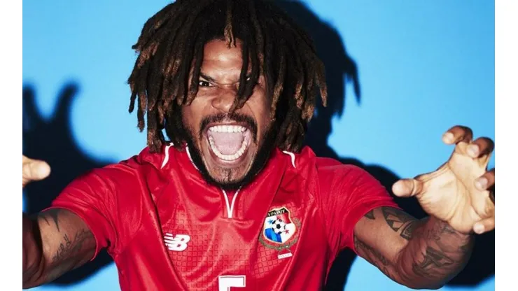 Un loco en Rusia: el striptease de Román Torres en plena conferencia de prensa