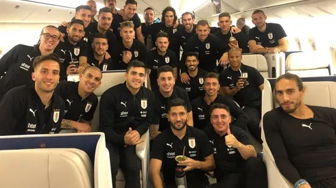 VAMOS URUGUAY. La foto del plantel de la Celeste en el avión antes de partir rumbo al Mundial de Rusia 2018.
