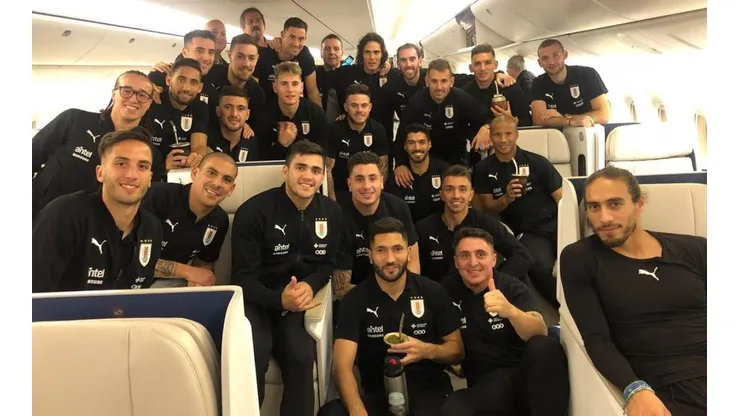 VAMOS URUGUAY. La foto del plantel de la Celeste en el avión antes de partir rumbo al Mundial de Rusia 2018.