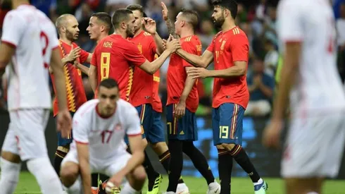 LA ROJA. Todos celebran el gol de Iago Aspas en España, ante la frustración en Túnez.