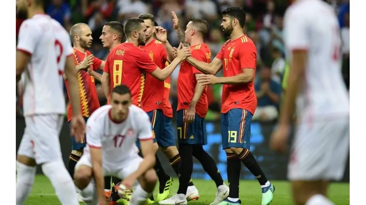 LA ROJA. Todos celebran el gol de Iago Aspas en España, ante la frustración en Túnez.