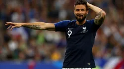 Olivier Giroud no pudo continuar en el verde césped.