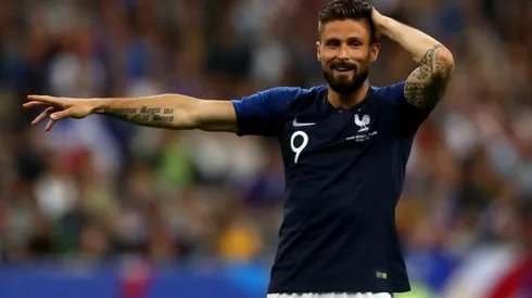 Olivier Giroud no pudo continuar en el verde césped.